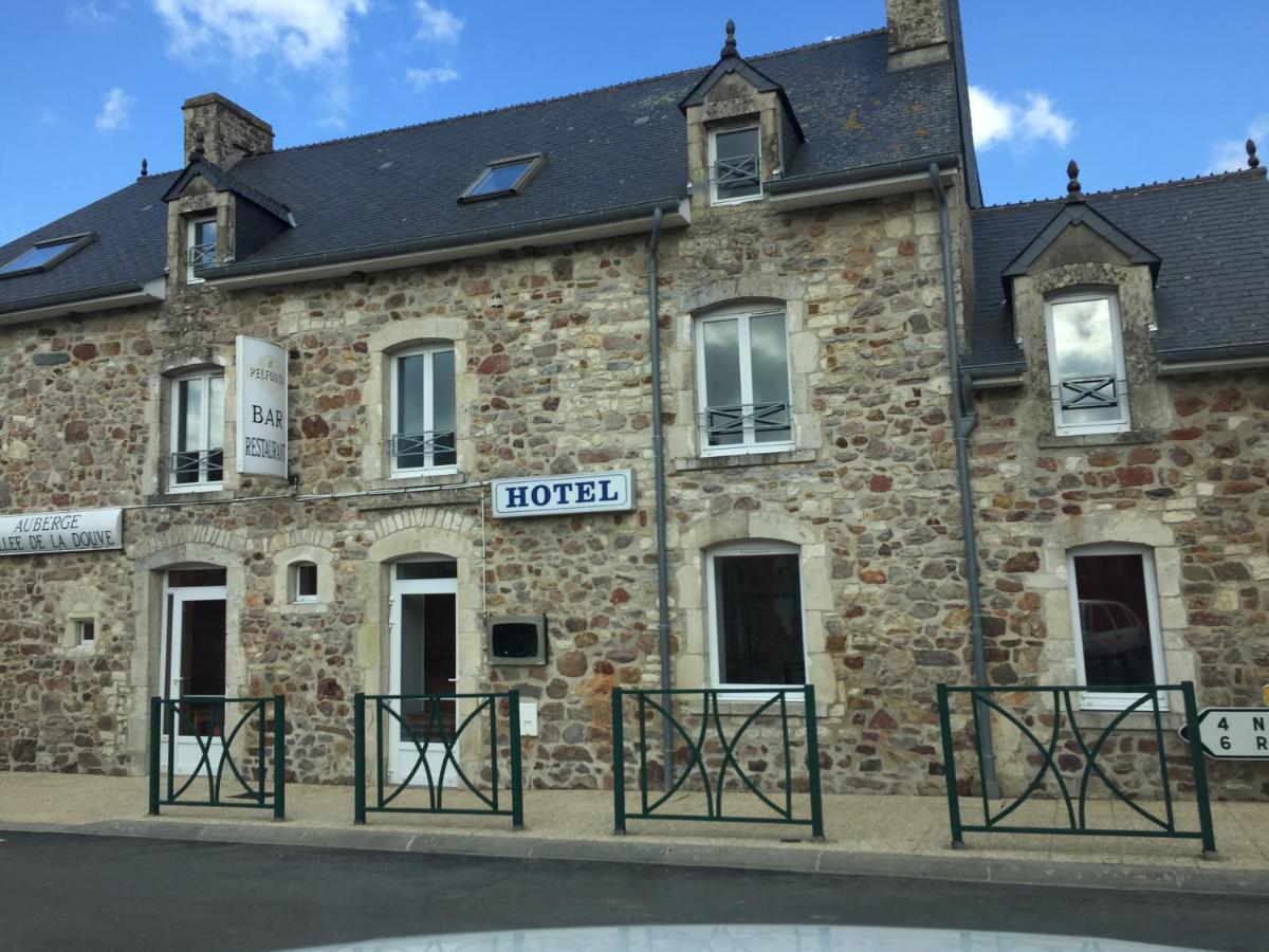 Auberge vallée de la douve L'Etang-Bertrand Extérieur photo